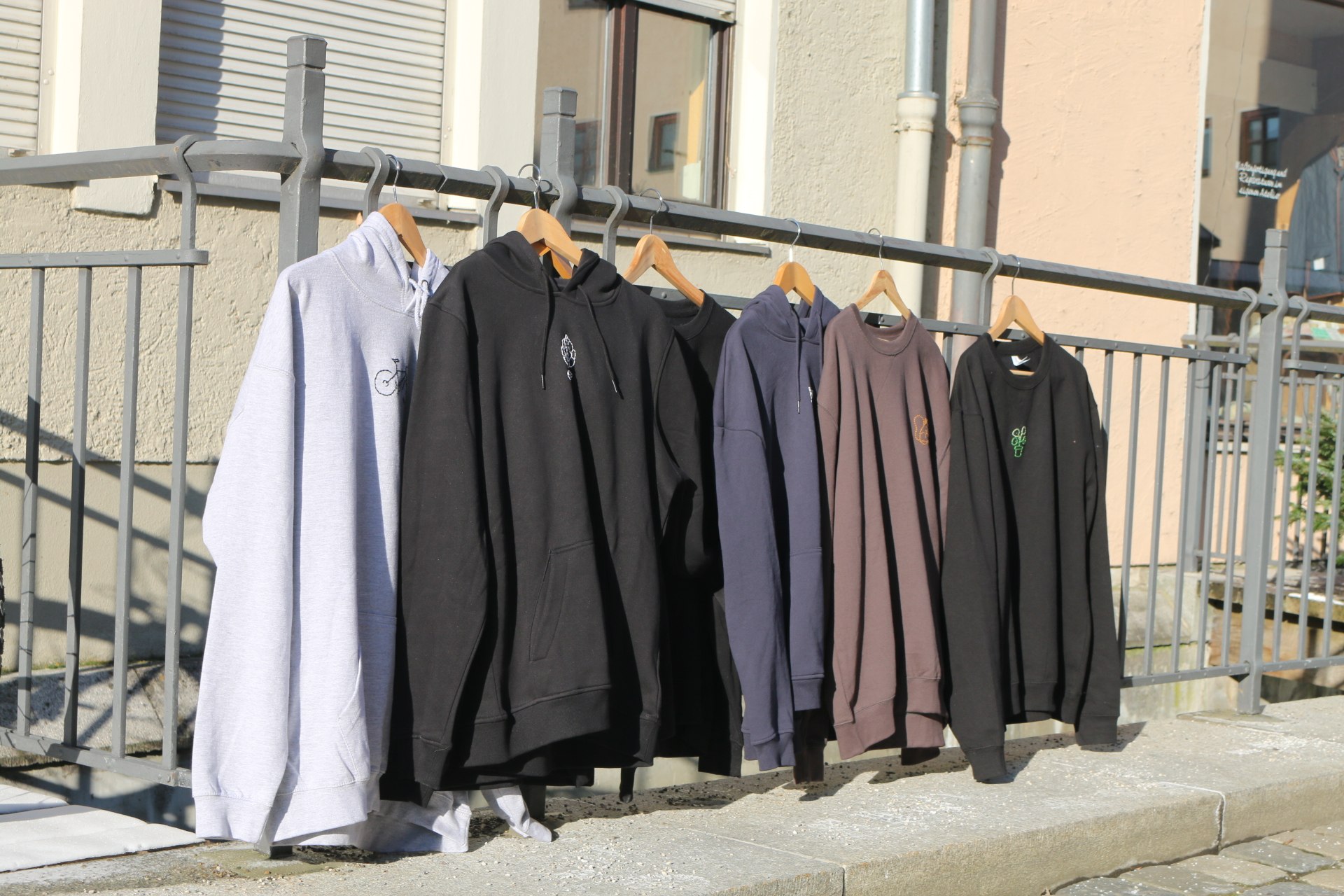 Von Hand bearbeitete Pullover auf einem Geländer